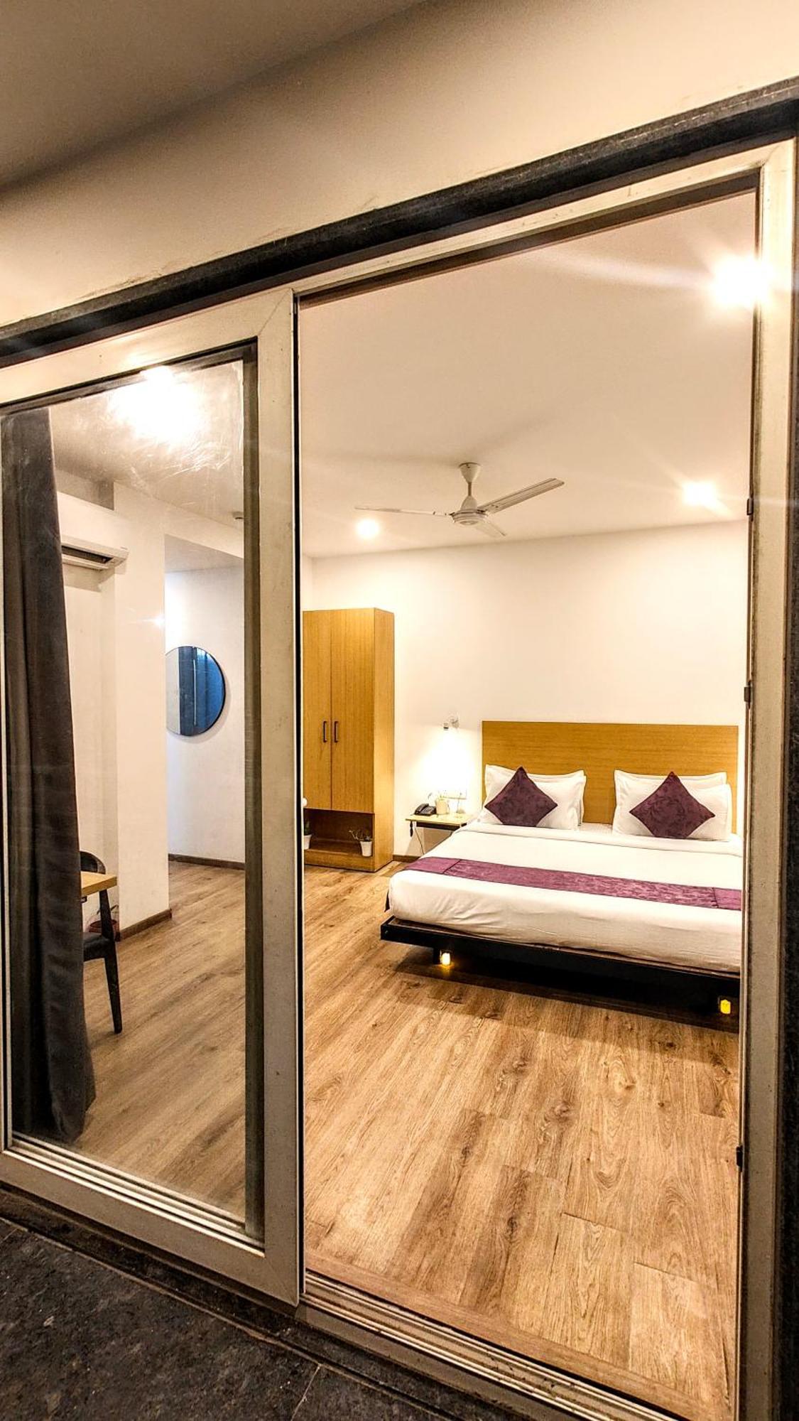 Hotel Mavens White Artemis Hospital Road Sector 52 Gurgaon Exterior foto