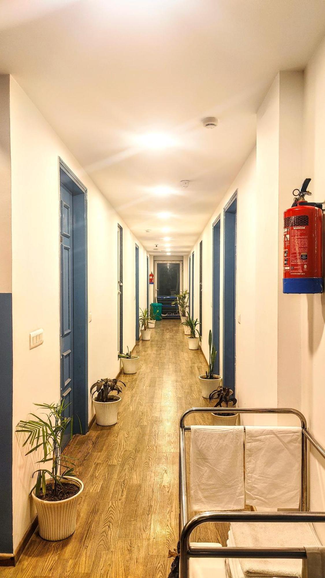 Hotel Mavens White Artemis Hospital Road Sector 52 Gurgaon Exterior foto