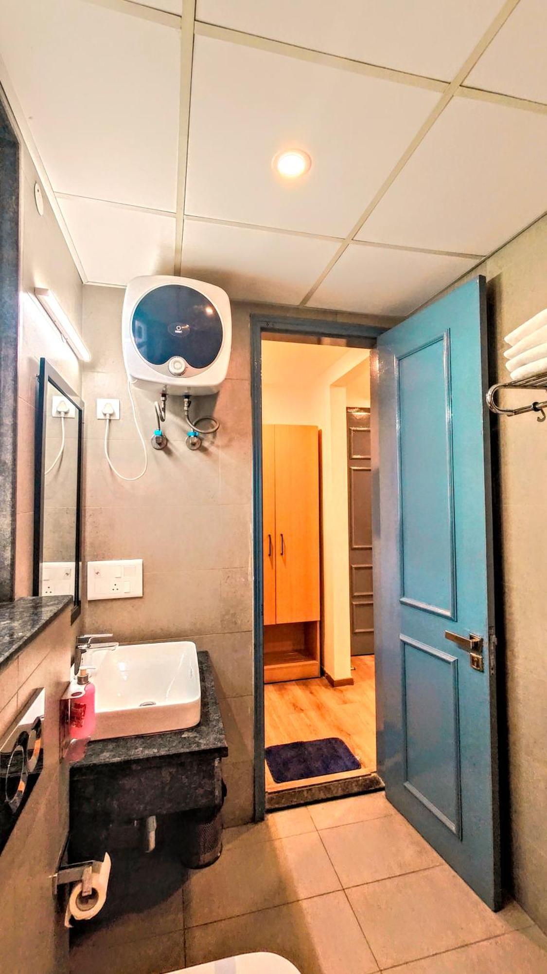 Hotel Mavens White Artemis Hospital Road Sector 52 Gurgaon Exterior foto
