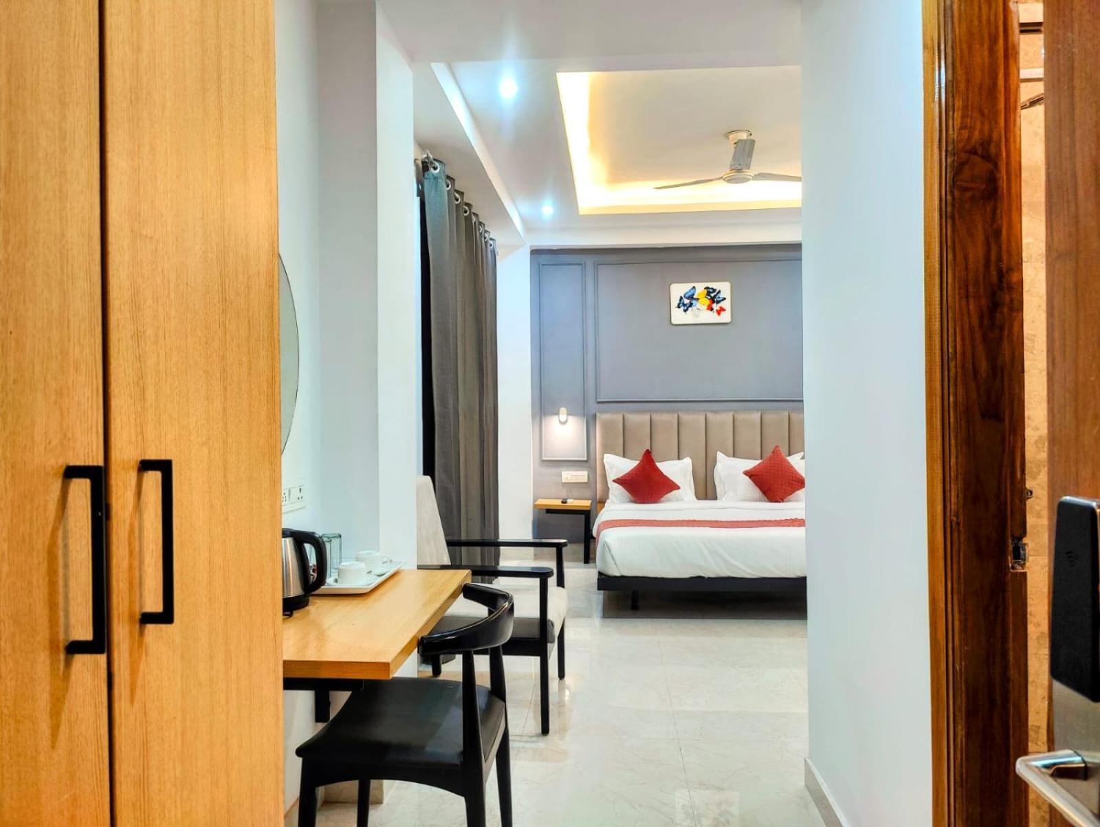 Hotel Mavens White Artemis Hospital Road Sector 52 Gurgaon Exterior foto