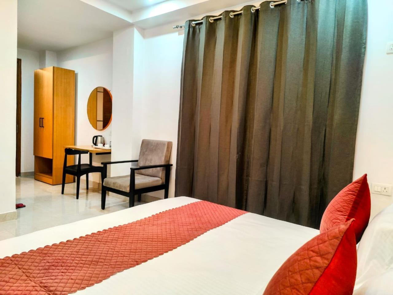 Hotel Mavens White Artemis Hospital Road Sector 52 Gurgaon Exterior foto