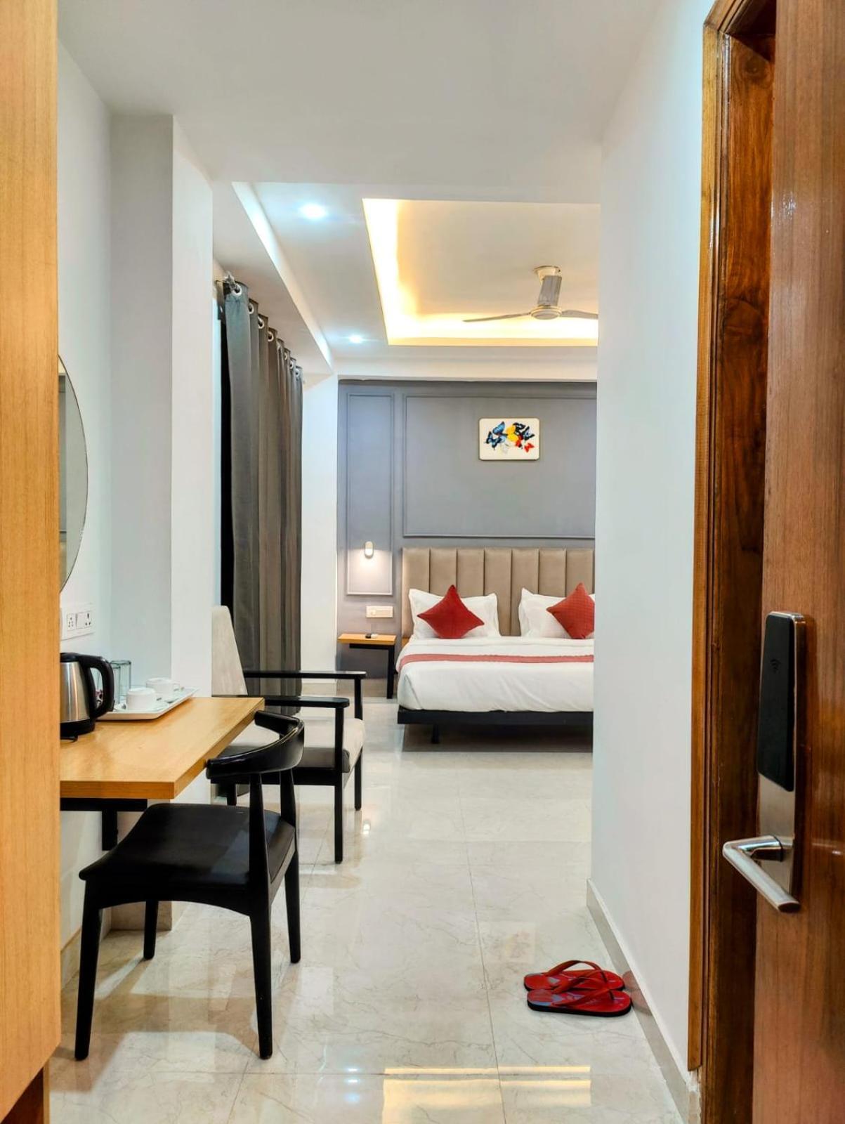 Hotel Mavens White Artemis Hospital Road Sector 52 Gurgaon Exterior foto